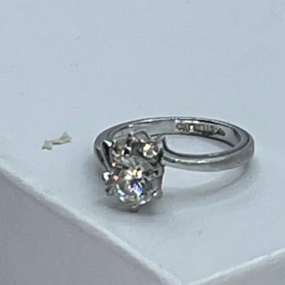 Vintage sterling CZ size 5:25 features a print set central stone w/ side stones.